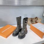 高品质出厂 ！小众潮牌Naked Wolfe24ss秋冬新款松糕厚底复古扣饰短靴 . 耐科沃是典型的街潮IP 人间厚底鞋的代表～拉长腿的天花板～ 设计时尚前卫的