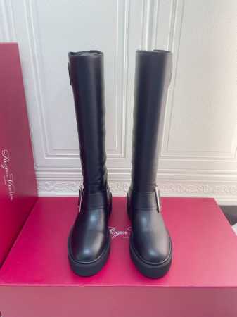 Roger Vivier 2024ss罗杰维维亚秋冬新款经典款 轻松打造张扬帅气风格，又不失维维亚魅力，RV每年的靴子总是时尚利器，本季新品Vivi’Range - 点击图像关闭