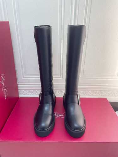 Roger Vivier 2024ss罗杰维维亚秋冬新款经典款 轻松打造张扬帅气风格，又不失维维亚魅力，RV每年的靴子总是时尚利器，本季新品Vivi’Range