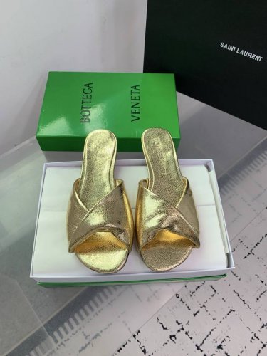 Bottega Venetabv Blink系列凉拖鞋 Ins 小红书巨多网红明星上身 真的太美了高级穿着又仙女 简约时髦又有设计感而且非常非常好穿 特别是高跟