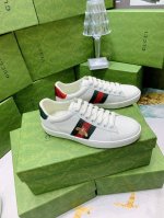 p直销 Gucc*古驰情侣款小白鞋系列 全新升级感应芯片 顶级版本 gucc*小白鞋 情侣鞋 顶级代购版本 进口原版丝绸牛皮 皮面柔软细腻肉感十足 进口水染羊皮