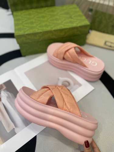 Gucci 最新款GG防水台厚底拖鞋 拉腿增高神器 原版1:1还原，所有细节 材质 舒适度 全部跟原版一样了。 面料：原版定制特殊进口布料 中底：TPU开模 大