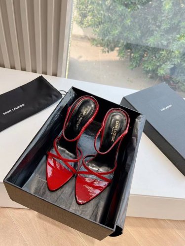 saint Laurent 圣罗兰Ysl烤漆高跟凉鞋 唯有杨树林最懂女人心 因为这几年Slp是在高跟凉鞋上钻研女人心。把优雅气质拿捏的恰到好处 。 鞋面: 进口