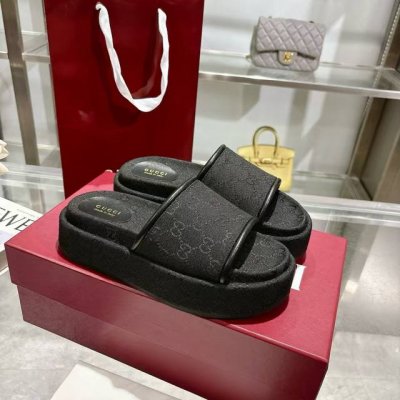 爆款2025女士新款 Gg 厚底凉拖鞋 标志性的古驰标志和精致图案以当代方式重新诠释，用于最新的古驰系列。这款楔形凉拖鞋采用Gg帆布制成，以标志性的轮廓为特点。