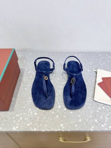 现货 Loro piana 25Ss春夏新款 英伦 夹脚 凉鞋 原来这就是传说走两万步都不会累脚的夹脚凉鞋把颜值和脚感都拿捏住了 上脚一走就会被彻底沦陷 极简的