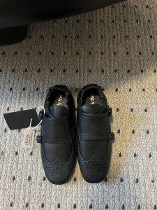 Prad* 25ss 普拉达走秀款复古2扣单鞋爆款！走秀款 复古感时髦满满 随意百搭 时尚休闲 独到味道，人人都爱也轻松驾驭 每年都会爆.足以征服你，穿上它，休