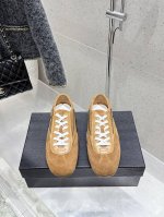 情侣款出厂 Dries Van Noten Dvn 复古德训鞋 Dries Van Noten 春夏系列 设计师通过改造、扭曲和颠覆经典元素，打造出实用而富有设