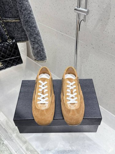 情侣款出厂 Dries Van Noten Dvn 复古德训鞋 Dries Van Noten 春夏系列 设计师通过改造、扭曲和颠覆经典元素，打造出实用而富有设