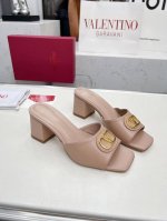 valentino2025春夏爆款沙滩旅游拖鞋 鞋面大V字Logo金属饰扣。原版开模鞋跟，高度斜度1:1还原 。新季米开理系列大作，百变爆款拖。鞋面顶级混种小羊