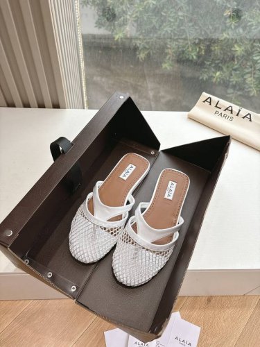 所见即所得G002代购级别原版购入法国一线奢侈品牌ALAIA 阿莱亚鱼网穆勒鞋包头凉鞋2025SS法式仙女芭蕾舞平底跳舞鞋，ALAIA品牌源自其创始人，Azze