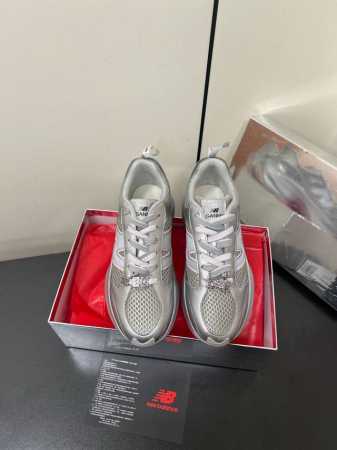 P420Ganni X Nb联名美炸啦 这次Ganni X Nb联名出了两款两色都超美的，一款Fft训练鞋是赛车红，是双鞋带的一根鞋带是闪钻的，鞋子上还包括两个 - 点击图像关闭