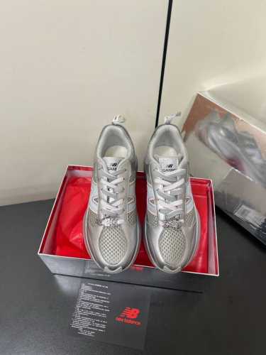 P420Ganni X Nb联名美炸啦 这次Ganni X Nb联名出了两款两色都超美的，一款Fft训练鞋是赛车红，是双鞋带的一根鞋带是闪钻的，鞋子上还包括两个