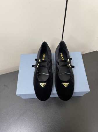 双带天鹅绒 PRADA 25ss 普拉达秋冬新品 实力来袭 玛丽珍单鞋 芭蕾舞鞋超级爆系列爆品，各大网红明星乔欣，程潇，同款圆头三角扣 玛丽珍单鞋 ！时髦百搭n - 点击图像关闭