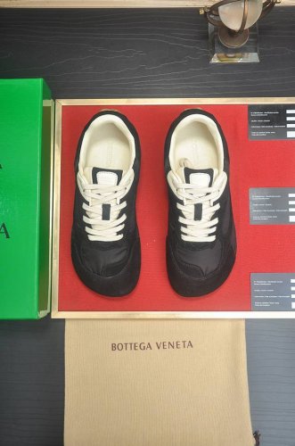 出厂价p Botteg Venetta Bv 全牛皮内里 独家新款 官网新款 鞋面以上乘的顶级小牛皮制作 细腻的手感 流淌奢华的质感 为精致男士量身制作 铸就高