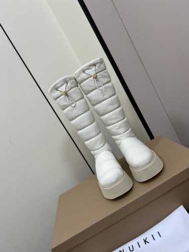 小众INUIKII羽绒雪地靴 陪你度过寒冷的冬天吧# 轻奢潮人必备舒服脚底,注入时髦基因，多元态度,绝不止步，超火爆上市颠覆了传统雪地靴的设计，将拥抱温暖超轻量