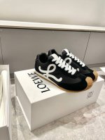 LOEWE 罗意威 最新走秀款 Ballet Runner 2.0情侣款 芭蕾 休闲 运动鞋 德训鞋 阿甘鞋原版购入开发 做货 尼龙和牛皮革运动鞋，不对称鞋头设
