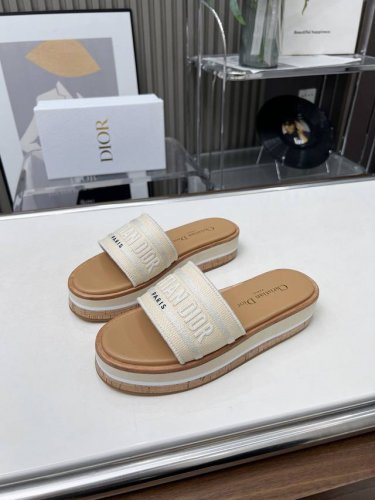 橙子出厂价p dior 迪奥新款 字母刺绣厚底拖鞋 休闲凉拖 一字拖 圆头增高木底一字凉拖刺绣字母Logo厚底拖鞋 高度适中超美 上脚不仅舒适还很惊艳 码数 3