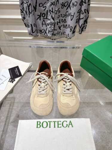 出厂 男款20刘雯同款Bottega Veneta新款运动鞋 德训鞋 阿甘鞋 Bottega Veneta Orbit运动鞋 以90年代复古风格为灵感，鞋面选用