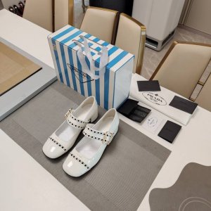 冲孔饰金属搭扣端庄风玛丽珍单鞋系列 顶级包装配套最高版本 PRADA 2025s普拉达春夏新品， 顶级版本 实力来袭！手工撞钉冲孔饰金属搭扣端庄风玛丽珍单鞋，少