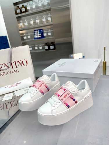 白＋粉＋彩钉 奴家最新厚底高版本 Valentino 华伦天奴 春夏厚底柳钉运动休闲鞋小白鞋 最新款 爆款系列 日本上线后一鞋难求 超级火爆 经典柳钉系搭配厚底