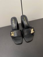 lv驴家 夏季新款 顶级版本 专柜主打最新款 V形方跟 拖鞋 硬货上新 代购级别！高级感十足！国内外博主刷爆的一款，复古又时髦 上脚美炸了！官网主推款★ 鞋面：