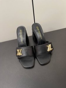 lv驴家 夏季新款 顶级版本 专柜主打最新款 V形方跟 拖鞋 硬货上新 代购级别！高级感十足！国内外博主刷爆的一款，复古又时髦 上脚美炸了！官网主推款★ 鞋面：