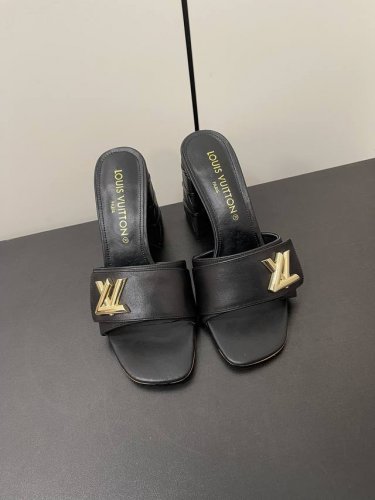 lv驴家 夏季新款 顶级版本 专柜主打最新款 V形方跟 拖鞋 硬货上新 代购级别！高级感十足！国内外博主刷爆的一款，复古又时髦 上脚美炸了！官网主推款★ 鞋面：