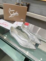出厂 ChristianLouboutin 路铂廷 CL红底鞋 2054 春夏系列新品登场，创意大胆的鞋履设计尽显前卫态度，焕新都市造型。优雅时尚上面镶有银色搭