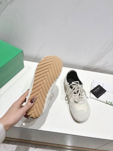 女款 男款260 Bottega Veneta 全新Orbit系列 当复古美学遇见未来感设计 葆蝶家 最值得入手的运动鞋来啦 以90年代自由精神为灵感 将品牌经