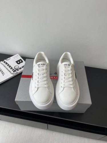 prada 普拉达 25Ss新款 休闲 厚底小白鞋 情侣款 p家时尚小白鞋 重版推出 高品质出货 优雅大方 上脚舒适 超级经典 上脚超轻超级舒适 面料丝稠牛皮