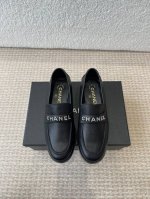 chanel 25Ss 小香 新款 小香扣 半拖乐福鞋 春夏香家必备爆款 女神系列，拥有香家特色优雅名媛气质，超级耐看，让人无法抗拒，心动Ing 鞋面：进口小牛