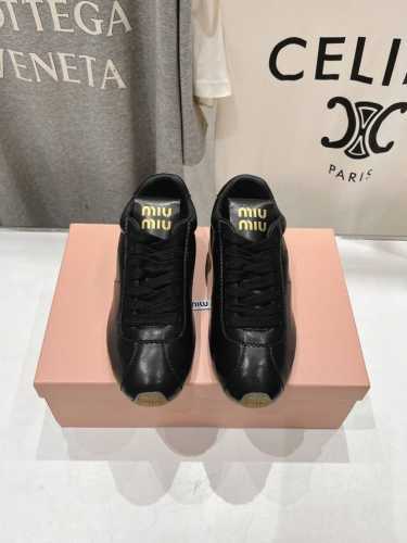 顶级出厂 MiuMiu 缪缪2025ss早春新品轻便球鞋德训鞋休闲鞋，缪缪大秀上爆出的这双球鞋 后全球各大代购官网火爆上市. 简单很随意不羁又能体现单宁美感，整