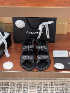 24新色满钻版 真皮大底高版本，颜色超全，且持续同步专柜增加中！ Chane※ 香家经典魔术贴凉鞋沙滩鞋 炸街款今年必须入手的小香凉鞋 小红书一大帮潮人秀，着实