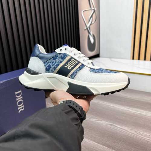 出厂价 迪奥新款休闲运动鞋 时尚百搭， 版型简洁大气， 面料采用进口牛皮配原版布料，透气内里，原版耐磨橡胶大底，独家新款，实物拍摄，三色可选，码数 38-44，