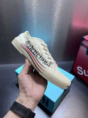 正确版本 Balenciaga 巴黎世家 全新paris休闲帆布鞋 最爱的一款布鞋 风格永续，永不过时 做旧复古风格，以崭新视角演绎“中古风”黑白红经典配色鞋头 - 点击图像关闭