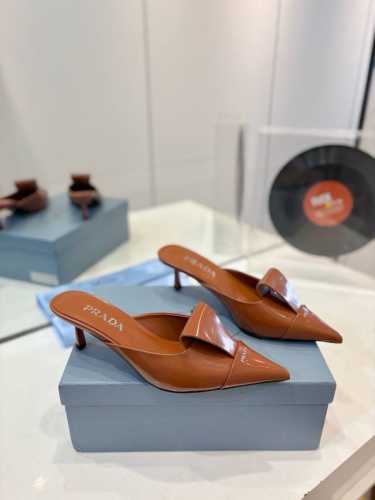 工厂价 Prada 普拉达 2024 专柜走秀款尖头凉鞋 对折舌 高跟 早春走秀款！ 鞋面：高定制开边珠面料 内里：进口水染羊皮 大底：原版意大利真皮大底 跟高