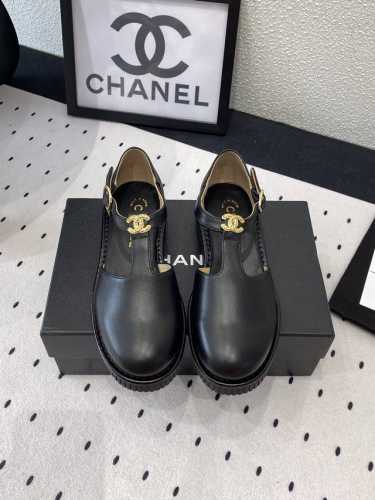 chanel新款玛丽珍后空凉鞋 不平凡的双C拥入了多种配色元素 多元化混搭非常好看百搭，上脚非常轻巧 舒适超级秀气优雅的一款后空凉鞋 鞋面： 原版进口羊皮 内里