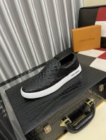出厂价Pp： Louls Vultton 路易威登～独特现休闲风。Lv专柜代购休闲鞋 男士专柜同步发售，意大利进口品牌精选头层意大利牛皮。羊皮内里 拒绝脱色磨脚