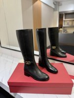 VALENTINO华伦天奴 外腰设计小V扣高级辣妹kelly Jumping骑士靴顶级牛品匠心好货经典再现拒绝不了的款式谁穿都好看 优雅风格，创造不一样的感觉