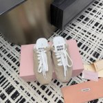 顶级版本布面 皮面230 Miumiu 包头拖，官网同步高版本！原版牛皮面料搭配精致芽边，每一寸皮质都透着低调的奢华感，穿上就是 不刻意的高级 。 绑带设计，优