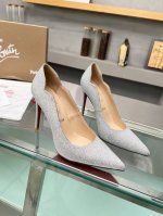 冲量价: ChristianLouboutin 路铂廷 CL红底鞋2024 春夏系列新品登场，创意大胆的鞋履设计尽显前卫态度，焕新都市造型。优雅时尚上面镶有银色