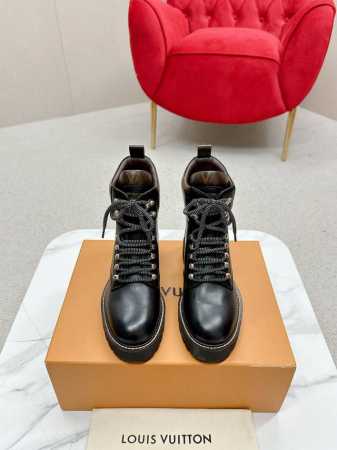 LV路易威登 驴牌 L家 Louis vuitton 及踝靴 马丁靴 系带 短靴 原版购入开发 做货 本款平底靴以光滑牛皮革演绎经典登山靴风范，借 LV 字母饰 - 点击图像关闭