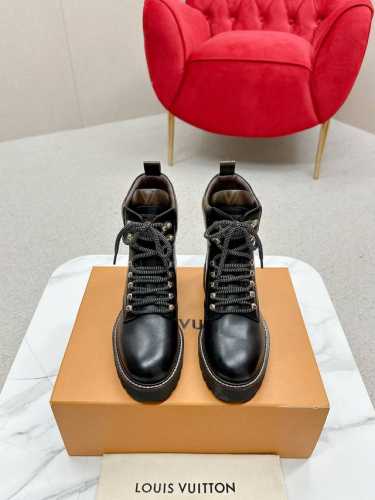 LV路易威登 驴牌 L家 Louis vuitton 及踝靴 马丁靴 系带 短靴 原版购入开发 做货 本款平底靴以光滑牛皮革演绎经典登山靴风范，借 LV 字母饰