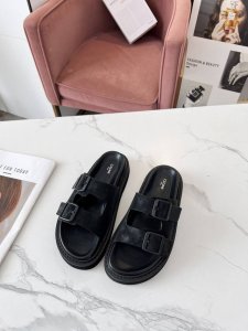 celine 赛琳 春夏新品凉鞋五金扣饰原版1:1定制鞋面采用全油边工艺，楦形流畅完美，上脚百搭舒适 码数35-40 41定做不退换