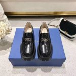 出 SW 2024早春新款厚底单鞋 乐福鞋 经典奢华开边珠工艺 为日常方头鞋注入时髦前卫的不羁个性，使鞋子兼具实穿性与潮流感 简约流畅线条搭配微微收窄的杏仁方头