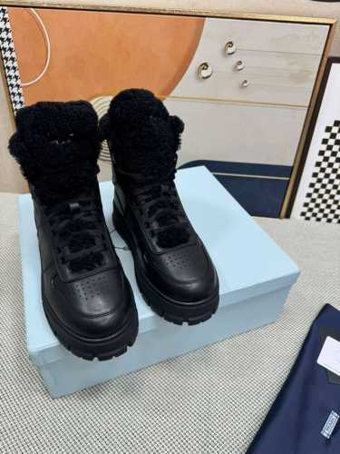 顶级版本 PRADA 普拉达秋冬新款厚底高帮雪地靴鞋这款牛筋底上脚非常舒适，今年非常爆，穿上 增高 休闲两不误，清爽的表现足以表达对鞋子的个个细节的把控， 面料