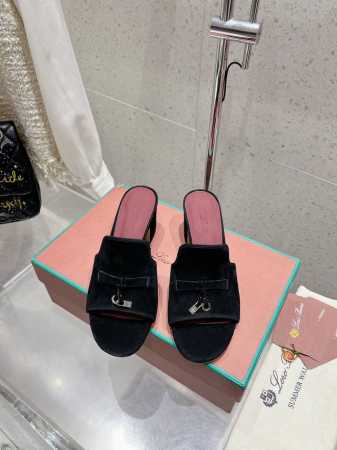 loro Piana 25春夏Lp顶级版本英伦宝石吊坠夹脚平底拖鞋凉鞋 原来这就是传说走两万步都不会累脚的夹脚凉鞋把颜值和脚感都拿捏住了，上脚一走就会被彻底沦陷 - 点击图像关闭