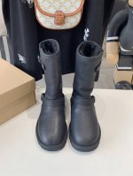 出厂价 UGG 油叽叽 秋冬新款 毛毛鞋 棉鞋，真的是必须人手一双！慵懒随性的代表 穿搭上脚真的很高级 上脚包裹感超nice 很舒服，懒人必备，可以搭配衣柜里所