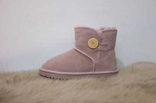 UGG桃木扣儿童雪地靴 SIZE：21-35码 内里人造毛，保暖又环保 鞋面采用牛皮材质，保暖舒适 牛筋橡胶大底，耐磨防滑...