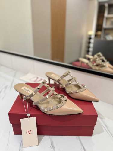 出厂价： Valentino 华伦天奴铆钉 VT经典5.0尖头拖鞋，顶级复刻！侧身弧线完美，原版开模定制不生锈铆钉 特别有质感的五金衬托出满满的高级感，带给您正